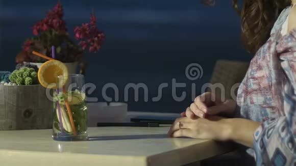 年轻女作家在笔记本上做笔记写浪漫爱情故事视频的预览图