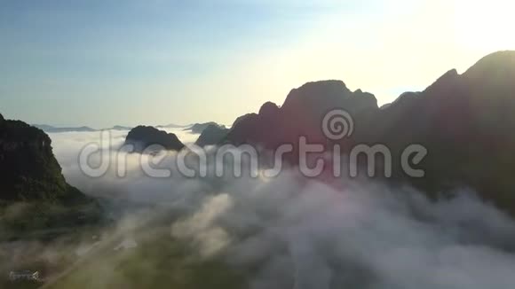 无边无际的高原山谷景观笼罩着雾气视频的预览图