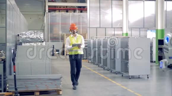 工厂机械人从一名男工程师那里得到指示视频的预览图