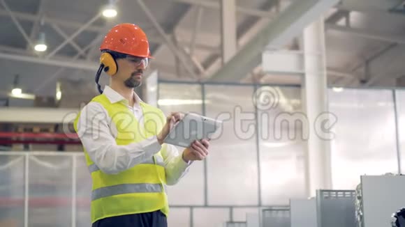 像人类一样的机器人正来到一个工厂工人面前他正在向它展示一些手势视频的预览图