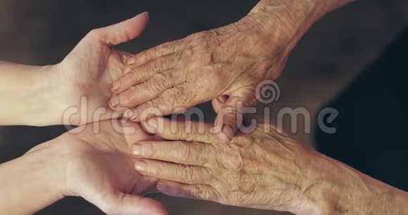 一对年长夫妇手牵手的特写镜头视频的预览图