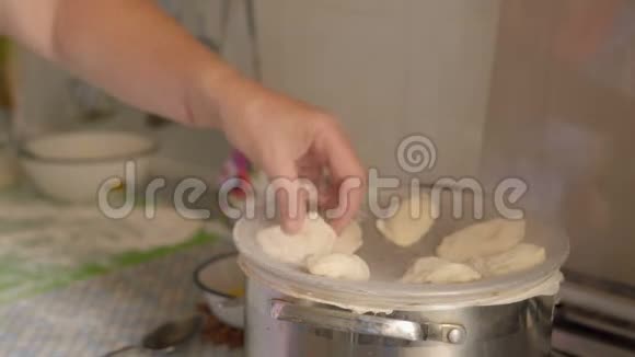 特写镜头女人在锅饼里铺上蒸汽准备视频的预览图