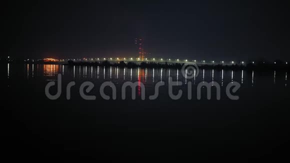 晚上在河上的桥上开车视频的预览图