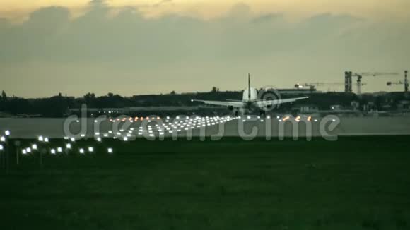 双引擎商用飞机晚上在机场降落后景视频的预览图