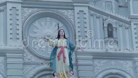 天主教大教堂正面的圣母玛利亚和天使雕像宗教建筑有雕像的天主教堂视频的预览图