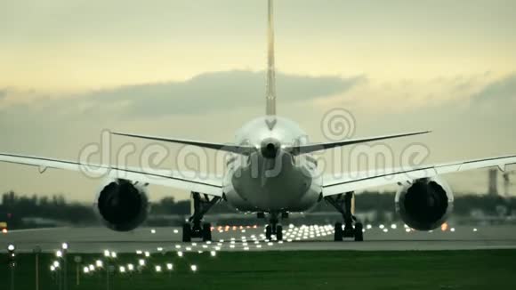 双引擎商用飞机晚上从机场起飞后视视频的预览图