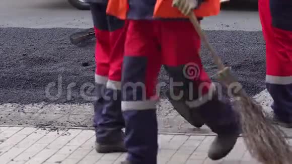压路机和工人在沥青和修理城市街道特写镜头视频的预览图