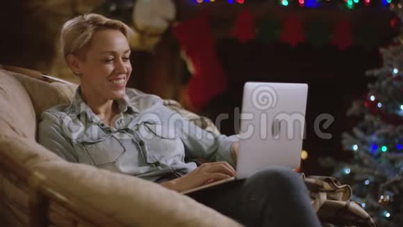 在圣诞夜女人在笔记本电脑上用视频聊天视频的预览图
