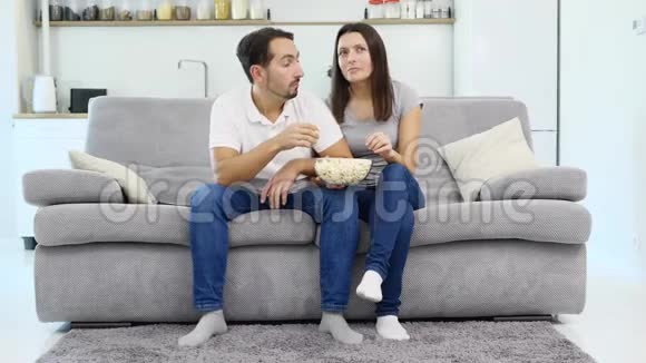 一个男人和他的妻子看电视视频的预览图