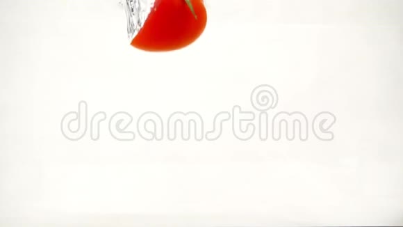 切菜番茄很快就会泡水慢动作特写视频的预览图