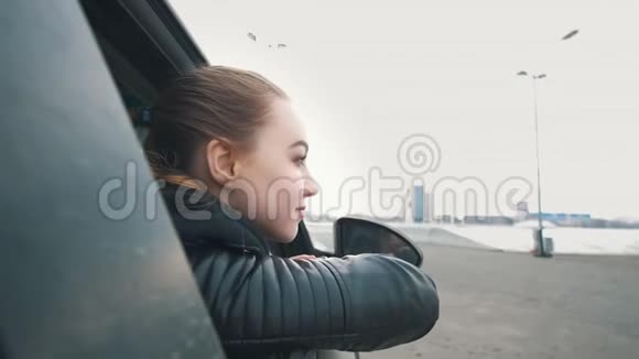 幸福的女人倚在车窗里欣赏着城市的美丽景色视频的预览图