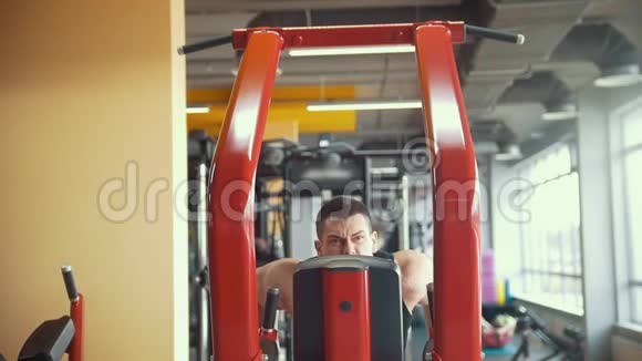 肌肉强壮的男人在健身房锻炼身体锻炼身体视频的预览图
