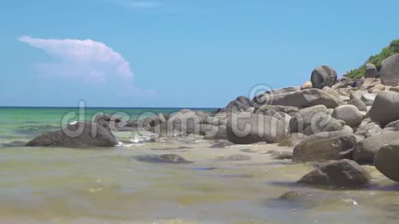 海岸上的大岩石和蓝色的海水石岸和碧海水上的晴空景观泼水视频的预览图