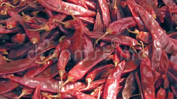 辣干著名的印度红辣椒在市场上的篮子与多利射击视频的预览图