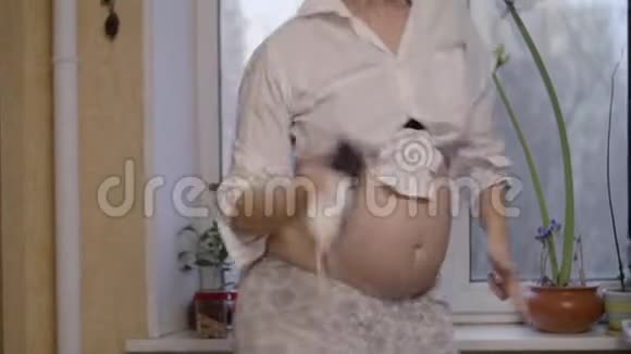 快乐的孕妇在家跳舞视频的预览图