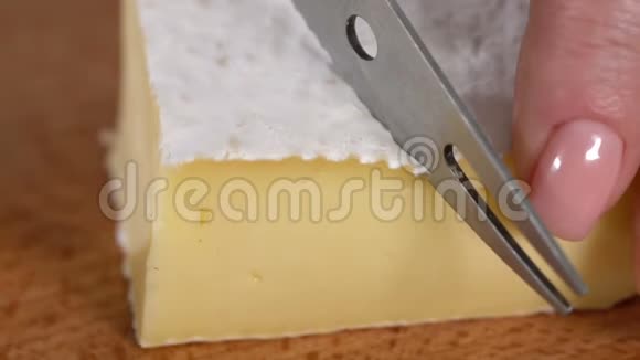 奶酪用刀切割模具慢动作视频的预览图