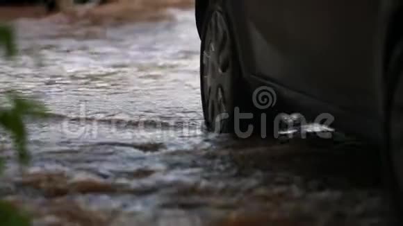 汽车沿着被洪水淹没的道路行驶慢动作视频的预览图