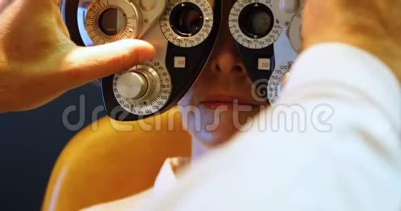 验光师检查病人的眼睛视频的预览图