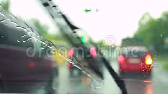 当汽车在雨中行驶时屏幕刮水器没有清洗挡风玻璃上的水视频的预览图