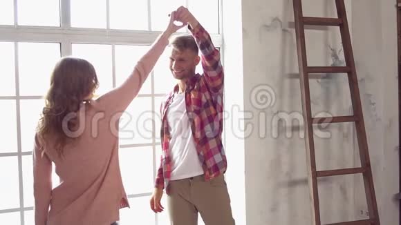 年轻夫妇在家一起在情人节图书馆跳舞视频的预览图