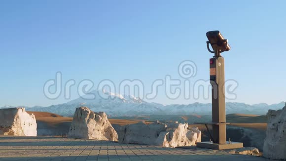 山上的观景点遥远的埃尔布鲁斯景色视频的预览图