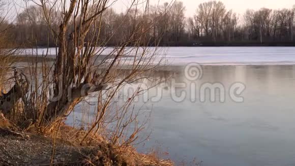 春天在河上融冰视频的预览图