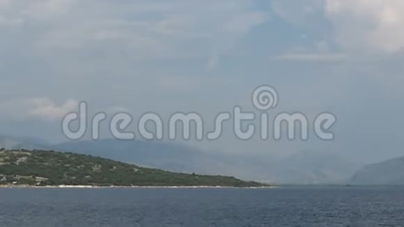 经过阿尔巴尼亚海岸线其Vivari海峡流入亚得里亚海视频的预览图