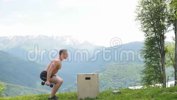 男子跳楼者做爆发力跳跃交叉健身锻炼视频的预览图