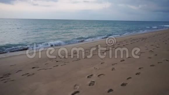 慢动作摄像师制作有关海浪和海边的录像视频的预览图