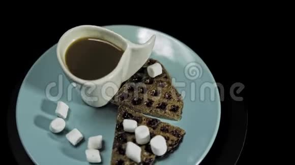 在一个蓝色的盘子上用黑色的背景上的咖啡杯遮住黑暗的心视频的预览图
