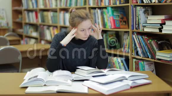 图书馆里的女人读了很多书她被大量的信息吓坏了我永远也不会花太多时间去学习视频的预览图