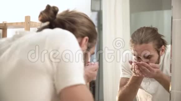 人用清水洗脸照镜子视频的预览图