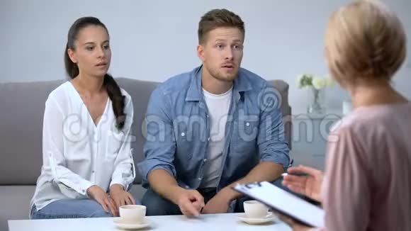 一对夫妇在心理医生治疗时争吵家庭误会视频的预览图