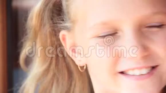 小女孩的金发肖像微笑的夏宫视频的预览图