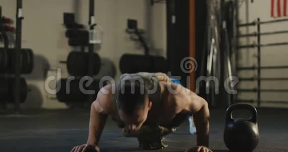 体育运动员在健身房做俯卧撑视频的预览图