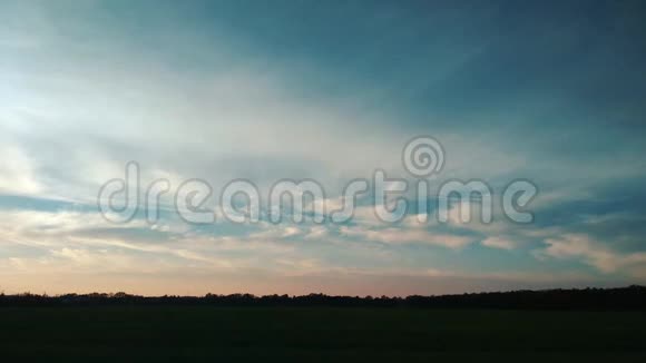 乌克兰夕阳下美丽的云彩时光流逝视频的预览图