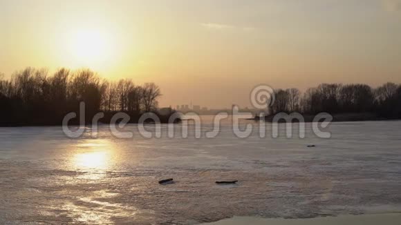 春天在河上融冰视频的预览图