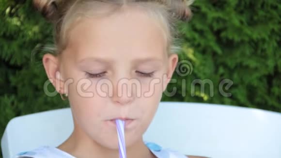 小女孩喝着烟斗里的夏日画像视频的预览图