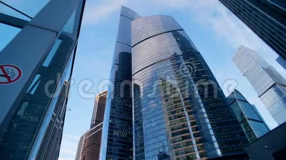 现代城市摩天大楼白天在不利的视野视频的预览图