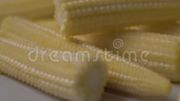 新鲜的玉米躺在桌子上4K食物录像新鲜玉米的特写概念食谱的片段视频的预览图