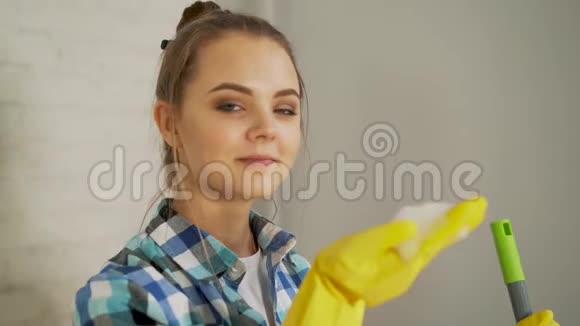 清洁卫生家务工作和家务观念美丽的金发女孩吹泡沫视频的预览图