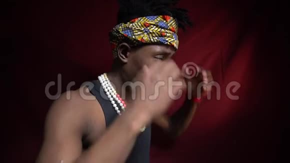 一个来自安哥拉的沮丧的男人戴着五颜六色的手帕视频的预览图