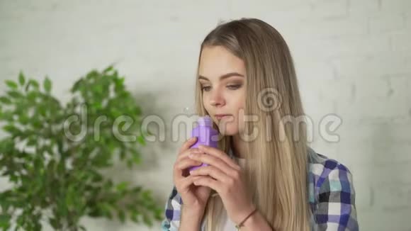 洗洁精的味道少女吸入的香味视频的预览图
