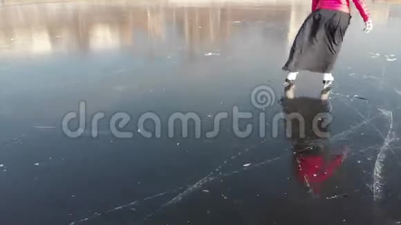 女孩在一个冻结的巨大池塘上滑冰从上面看有四架直升机的视频的预览图