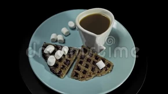 在一个蓝色的盘子上用黑色的背景上的咖啡杯遮住黑暗的心视频的预览图