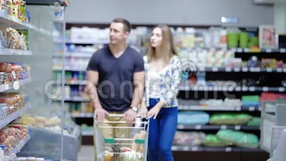 年轻夫妇在超市散步视频的预览图