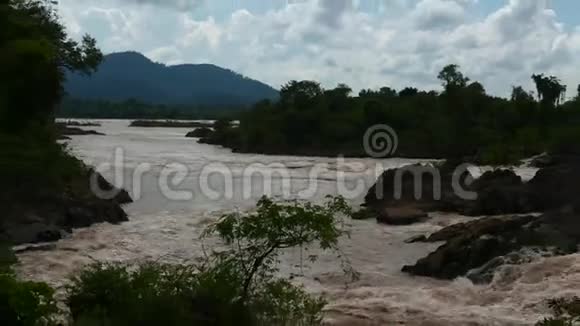 放大湄公河瀑布的镜头视频的预览图
