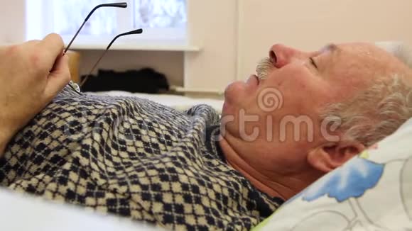 会说话的老人在医院休息视频的预览图