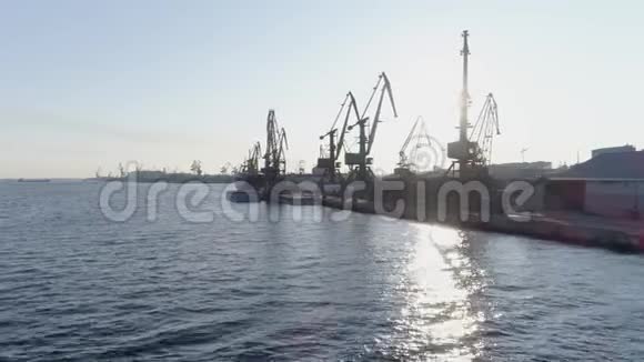 带背光起重机的航空观货港工业港大型船舶视频的预览图