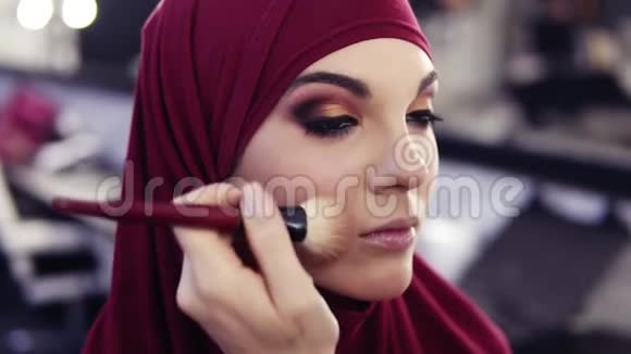 美丽动人的女孩头上戴着传统的阿拉伯紫色雪纺头巾无法辨认视频的预览图